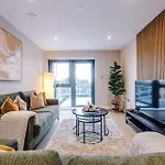 Luxury 2 Bed Apartment- Centre- Large Private Terrace & Free Parking * 利兹