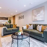 Luxury 2 Bed Apartment- Centre- Large Private Terrace & Free Parking 利兹