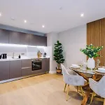Luxury 2 Bed Apartment- Centre- Large Private Terrace & Free Parking