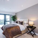 Luxury 2 Bed Apartment- Centre- Large Private Terrace & Free Parking * 利兹