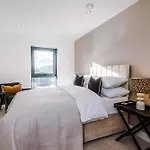 公寓 Luxury 2 Bed Apartment- Centre- Large Private Terrace & Free Parking *