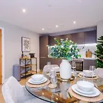 公寓 Luxury 2 Bed Apartment- Centre- Large Private Terrace & Free Parking *