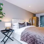 Luxury 2 Bed Apartment- Centre- Large Private Terrace & Free Parking * 利兹