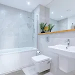 Luxury 2 Bed Apartment- Centre- Large Private Terrace & Free Parking *