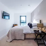 公寓 Luxury 2 Bed Apartment- Centre- Large Private Terrace & Free Parking
