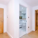 Luxury 2 Bed Apartment- Centre- Large Private Terrace & Free Parking 公寓
