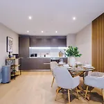 Luxury 2 Bed Apartment- Centre- Large Private Terrace & Free Parking