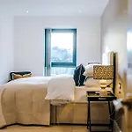 Luxury 2 Bed Apartment- Centre- Large Private Terrace & Free Parking 公寓