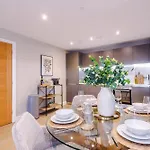 公寓 Luxury 2 Bed Apartment- Centre- Large Private Terrace & Free Parking *