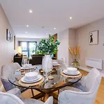 Luxury 2 Bed Apartment- Centre- Large Private Terrace & Free Parking 公寓 利兹