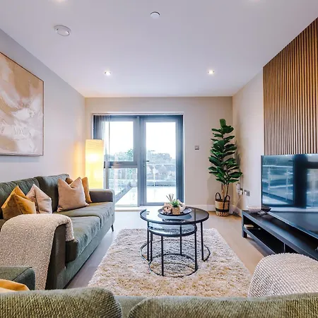 Luxury 2 Bed Apartment- Centre- Large Private Terrace & Free Parking * Leeds
