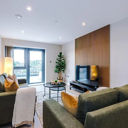 Luxury 2 Bed Apartment- Centre- Large Private Terrace & Free Parking Lägenhet