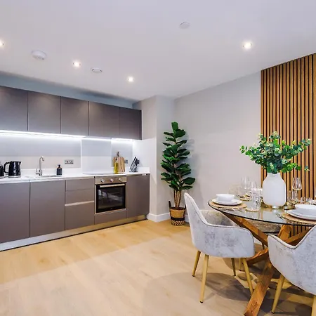Luxury 2 Bed Apartment- Centre- Large Private Terrace & Free Parking