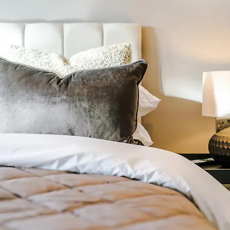 Luxury 2 Bed Apartment- Centre- Large Private Terrace & Free Parking *