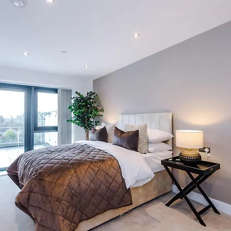Luxury 2 Bed Apartment- Centre- Large Private Terrace & Free Parking * Leeds