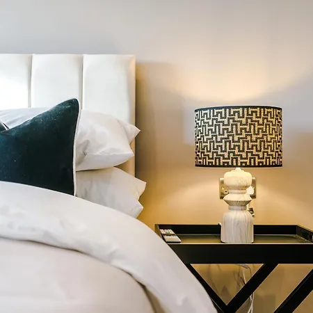 Luxury 2 Bed Apartment- Centre- Large Private Terrace & Free Parking * ليدز