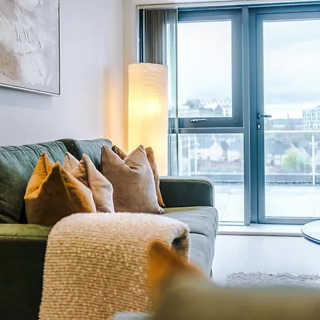 Luxury 2 Bed Apartment- Centre- Large Private Terrace & Free Parking