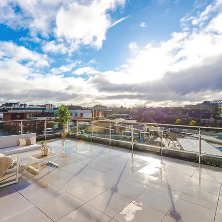 Luxury 2 Bed Apartment- Centre- Large Private Terrace & Free Parking * Leeds