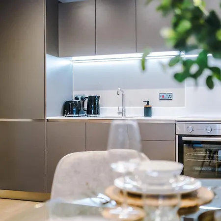 Luxury 2 Bed Apartment- Centre- Large Private Terrace & Free Parking Lägenhet