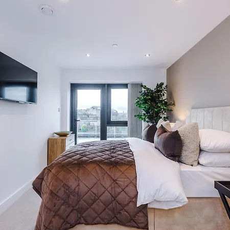 Luxury 2 Bed Apartment- Centre- Large Private Terrace & Free Parking * Leeds