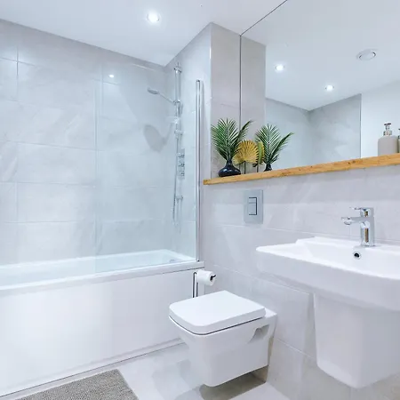 Luxury 2 Bed Apartment- Centre- Large Private Terrace & Free Parking *