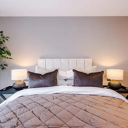 Luxury 2 Bed Apartment- Centre- Large Private Terrace & Free Parking *