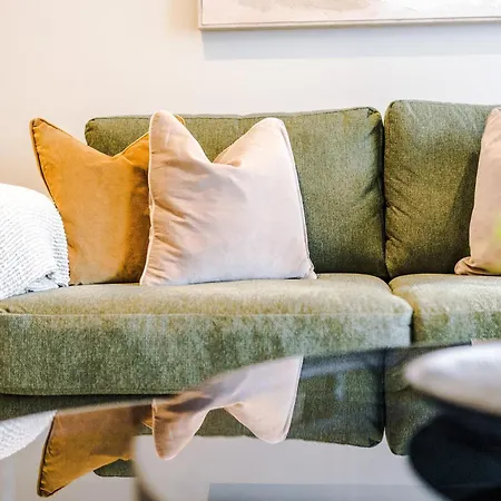 Luxury 2 Bed Apartment- Centre- Large Private Terrace & Free Parking Lägenhet