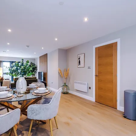 Appartement Luxury 2 Bed Apartment- Centre- Large Private Terrace & Free Parking *