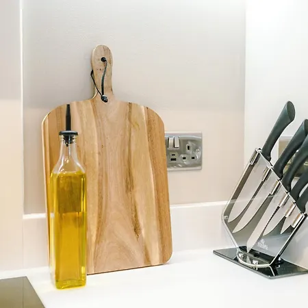 Luxury 2 Bed Apartment- Centre- Large Private Terrace & Free Parking *