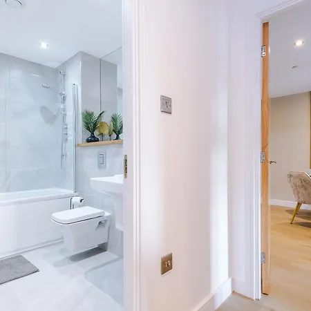 Apartman Luxury 2 Bed Apartment- Centre- Large Private Terrace & Free Parking Leeds