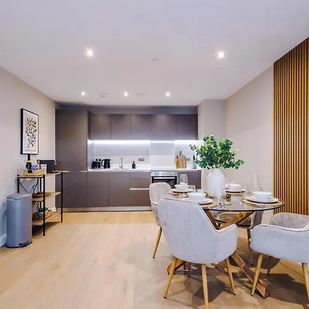 Luxury 2 Bed Apartment- Centre- Large Private Terrace & Free Parking