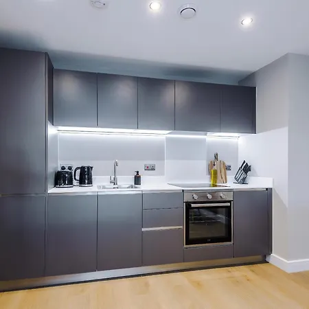 Luxury 2 Bed Apartment- Centre- Large Private Terrace & Free Parking * Leeds