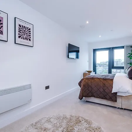 Apartman Luxury 2 Bed Apartment- Centre- Large Private Terrace & Free Parking *