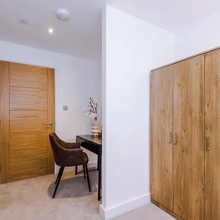 Luxury 2 Bed Apartment- Centre- Large Private Terrace & Free Parking *