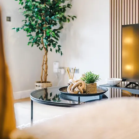 Luxury 2 Bed Apartment- Centre- Large Private Terrace & Free Parking Lägenhet