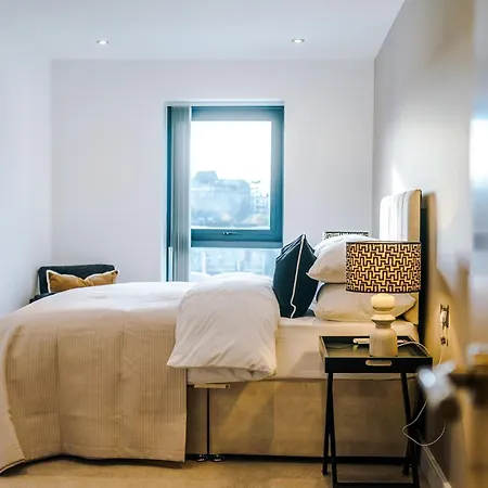 Luxury 2 Bed Apartment- Centre- Large Private Terrace & Free Parking Lägenhet