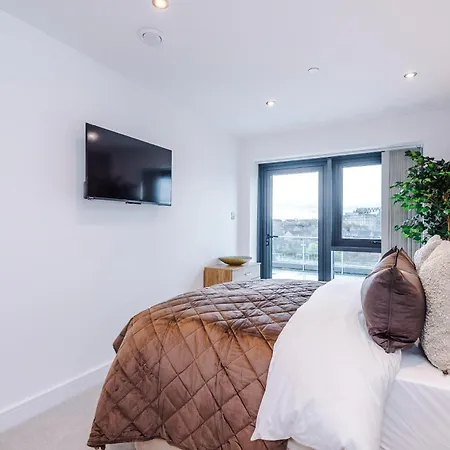 Luxury 2 Bed Apartment- Centre- Large Private Terrace & Free Parking Apartman *