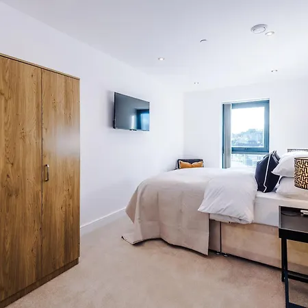 Luxury 2 Bed Apartment- Centre- Large Private Terrace & Free Parking