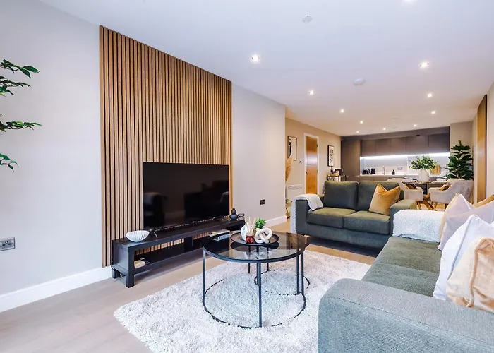 Luxury 2 Bed Apartment- Centre- Large Private Terrace & Free Parking شقة