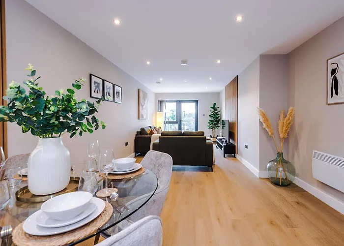 Luxury 2 Bed Apartment- Centre- Large Private Terrace & Free Parking Апартаменти Лідс