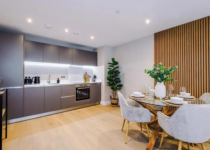 Luxury 2 Bed Apartment- Centre- Large Private Terrace & Free Parking