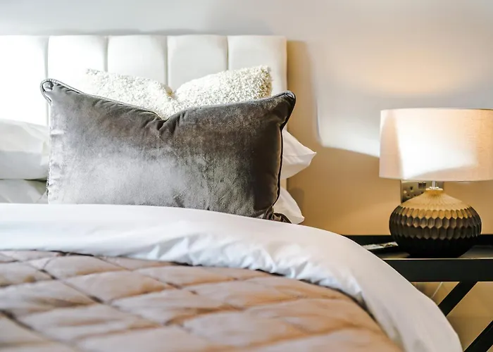 Luxury 2 Bed Apartment- Centre- Large Private Terrace & Free Parking *