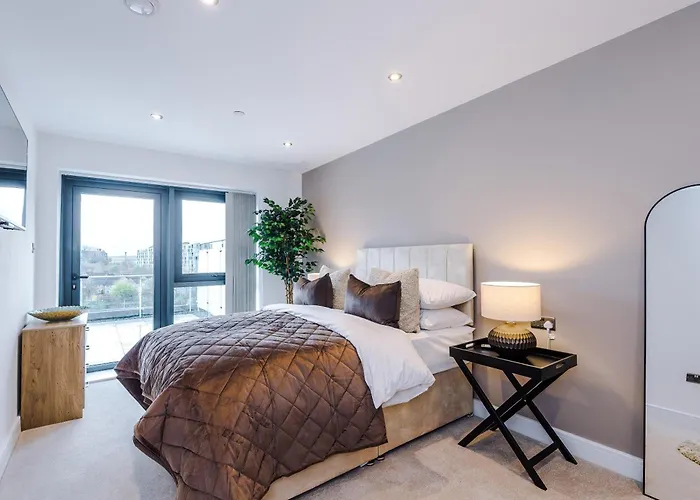 Luxury 2 Bed Apartment- Centre- Large Private Terrace & Free Parking * Лідс