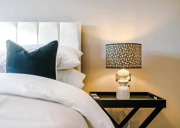 Luxury 2 Bed Apartment- Centre- Large Private Terrace & Free Parking * ليدز