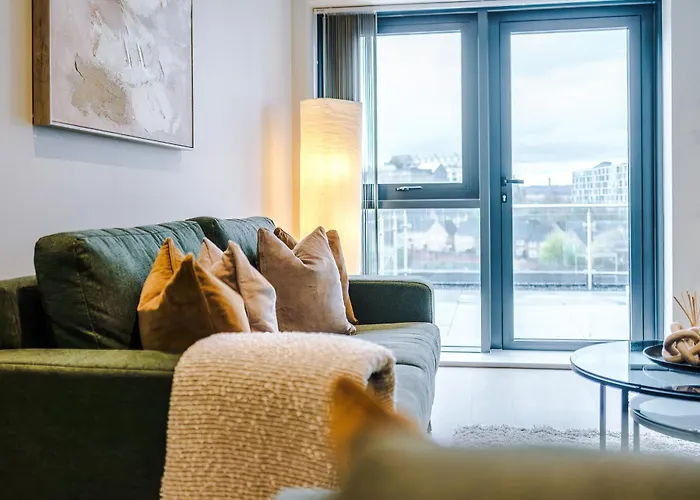 Luxury 2 Bed Apartment- Centre- Large Private Terrace & Free Parking