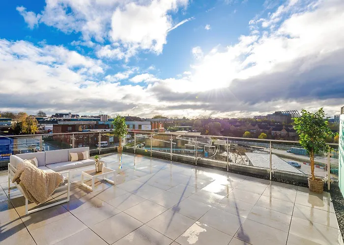 Luxury 2 Bed Apartment- Centre- Large Private Terrace & Free Parking * Leeds (West Yorkshire)