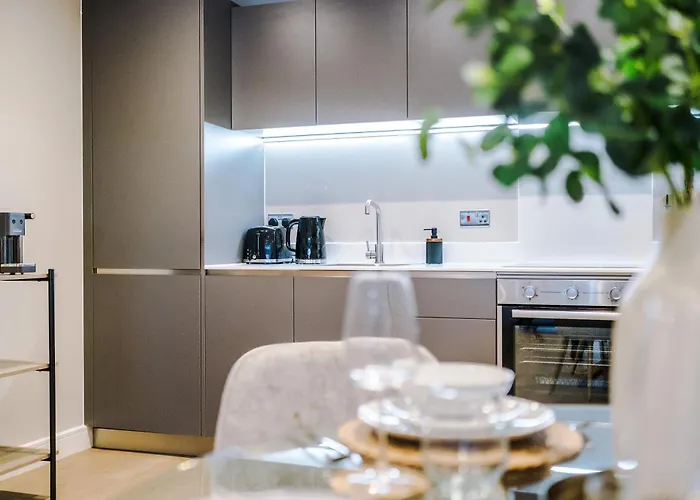 Luxury 2 Bed Apartment- Centre- Large Private Terrace & Free Parking Apartment