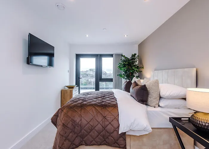 Luxury 2 Bed Apartment- Centre- Large Private Terrace & Free Parking * ليدز