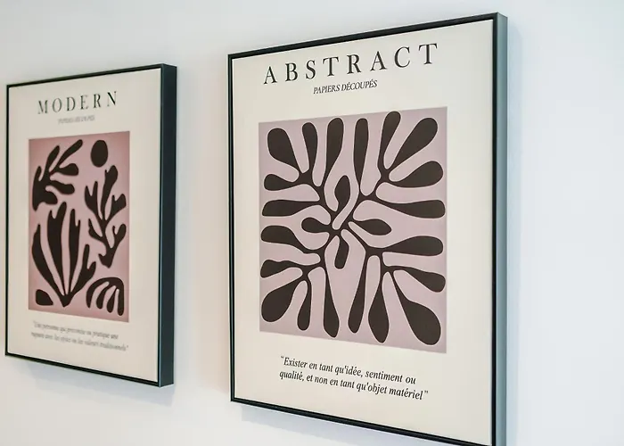 Luxury 2 Bed Apartment- Centre- Large Private Terrace & Free Parking Apartment *