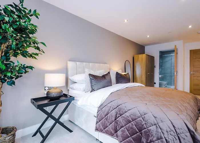 Luxury 2 Bed Apartment- Centre- Large Private Terrace & Free Parking * ليدز